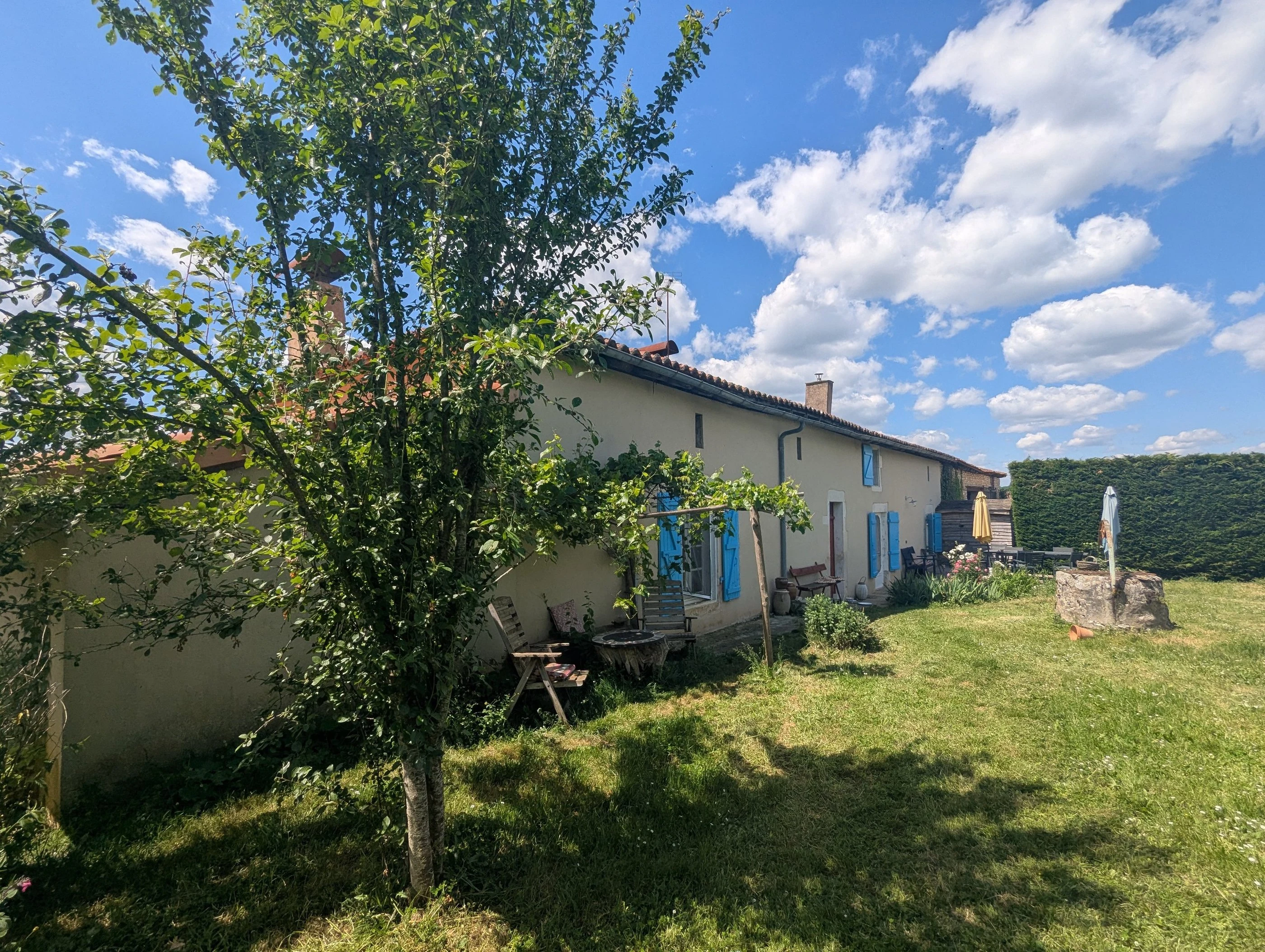 Vue du jardin sur la longère charentaise